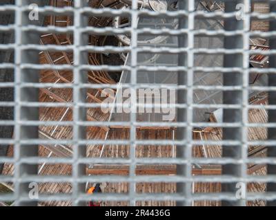 Eiserne Treppe auf der Terrasse des Gebäudes, um auf die Bauspitze zu gelangen Stockfoto