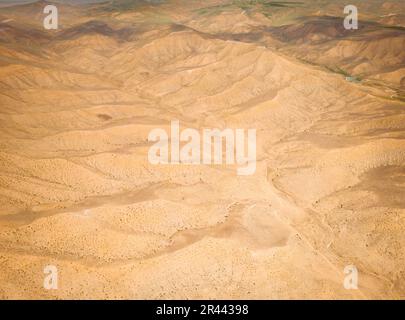 Vogelperspektive Berghintergrund. Blick auf die Drohne, das Bergtal. Wunderschöne Aussicht von der Oberfläche der Berghügel. Stockfoto