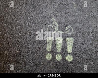 Achtung, Rollerpfad für Bergabfahrten. Details der Lackierung von Rollern auf Asphaltstraßen in der Stadt, ökologischer Transport Stockfoto