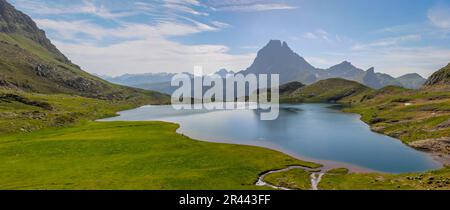 Midi d'Ossau und der See von Ayous Zufluchtsort Stockfoto