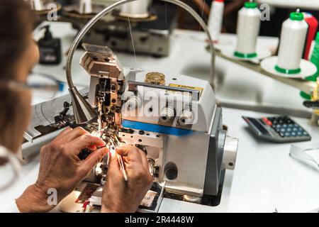 Schneiden Sie die Nadel an der Nietmaschine mit einer Näherung ein Stockfoto