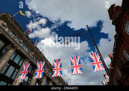 Die Union Jack Flaggen sind stolz im Zentrum von London zu sehen Stockfoto