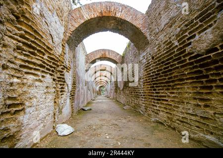 Bäder der archäologischen Ausgrabungsstätte Baia in Kampanien, Italien Stockfoto