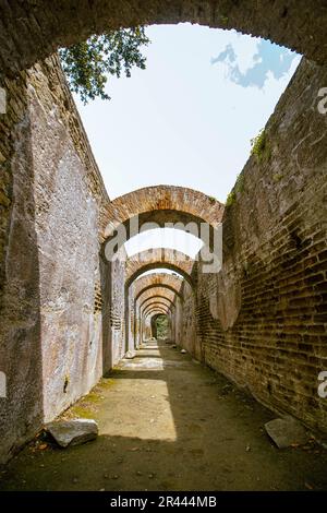 Bäder der archäologischen Ausgrabungsstätte Baia in Kampanien, Italien Stockfoto