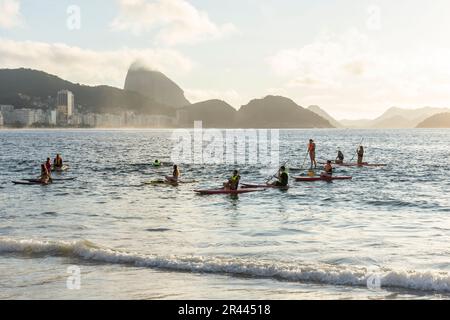 Wunderschöne Aussicht für eine Gruppe von Leuten beim Stand-Up-Paddeln in der Copacabana Stockfoto
