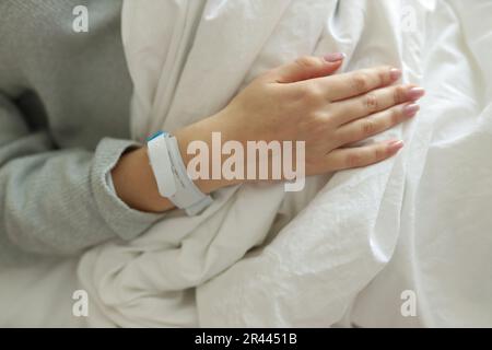 Patienten-ID Armband, Krankenhaus-Handgelenk-Tag, Injektion in der Hand Stockfoto