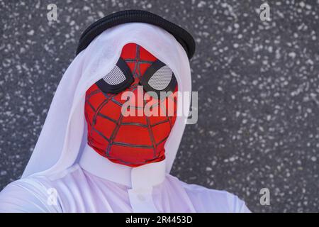 London UK. Am 26. Mai 2023 War Ein Fan als Arab Spiderman verkleidet. Fans, die Comicfiguren ihrer Superhelden tragen, besuchen das jährliche MCM-Comicon. Die MCM Comic con Convention konzentriert sich auf Videospiele, Science-Fiction, Cosplay und populäre Medien und findet ab dem 26-28. Mai drei Tage lang im Excel Center in London Docklands Credit: amer ghazzal/Alamy Live News statt Stockfoto