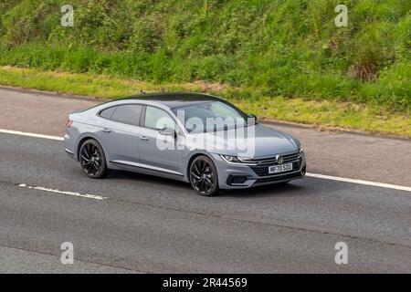 2020 VW Volkswagen Arteon R-Line Edition TSI S-A TSI 190 DSG Auto Start/Stop Grey Car Hatchback Benzin 1984 cm3; Fahrt auf der Autobahn M61, Großbritannien Stockfoto