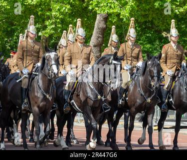 Königliche Pferdewächter während der Wachablösung in der Mall in London, Großbritannien, am 18. Mai 2022 Stockfoto