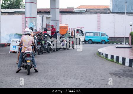 Motorräder stehen in der Schlange, um in der Pertamina Tankstelle aufzutanken Stockfoto