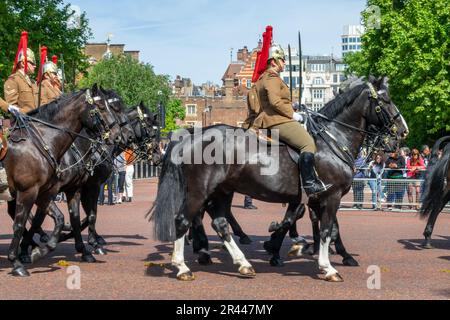Königliche Pferdewächter während der Wachablösung in der Mall in London, Großbritannien, am 18. Mai 2022 Stockfoto