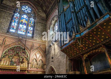 Orgel und Ostfenster, Kirche St. Martin auf dem Hügel, Scarborough, North Yorkshire Stockfoto