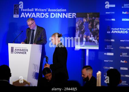 Erling Haaland mit seiner Trophäe „FWA-Fußballer des Jahres“ während der Auszeichnungen „FWA Footballer of the Year“ im Landmark Hotel, London. Foto: Donnerstag, 25. Mai 2023. Stockfoto