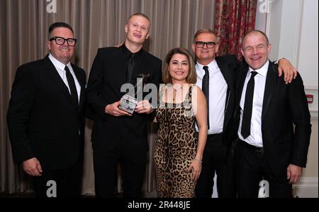 Erling Haaland (2. links) mit seiner FWA-Trophäe „Fußballer des Jahres“ neben seiner Familie während der FWA-Auszeichnungen „Fußballer des Jahres“ im Landmark Hotel, London. Foto: Donnerstag, 25. Mai 2023. Stockfoto