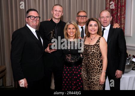 Erling Haaland (2. links) mit seiner FWA-Trophäe „Fußballer des Jahres“ neben seiner Familie während der FWA-Auszeichnungen „Fußballer des Jahres“ im Landmark Hotel, London. Foto: Donnerstag, 25. Mai 2023. Stockfoto