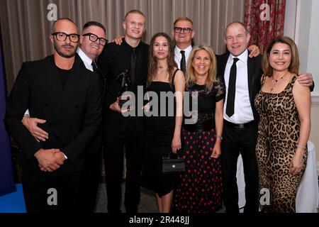 Erling Haaland (3. links) mit seiner FWA-Trophäe „Fußballer des Jahres“ neben seiner Familie während der FWA-Auszeichnungen „Fußballer des Jahres“ im Landmark Hotel, London. Foto: Donnerstag, 25. Mai 2023. Stockfoto