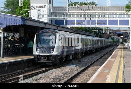 Ein Elizabeth Line (Crossrail) Zug am Bahnhof Twyford auf der Great Western Mainline zwischen London und Reading. Stockfoto