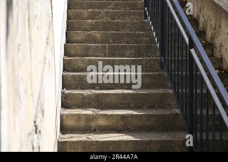 Blick auf wunderschöne Betontreppen mit Metallgeländer im Freien Stockfoto