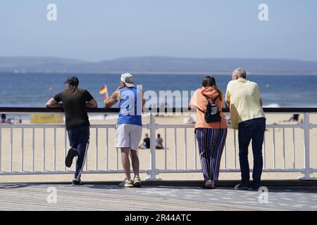 Menschen, die das warme Wetter am Bournemouth Pier genießen, da Großbritannien an diesem Feiertagswochenende den heißesten Tag des Jahres erleben konnte, mit Temperaturen, die bis zu 24C °C erreichen dürften. Foto: Freitag, 26. Mai 2023. Stockfoto