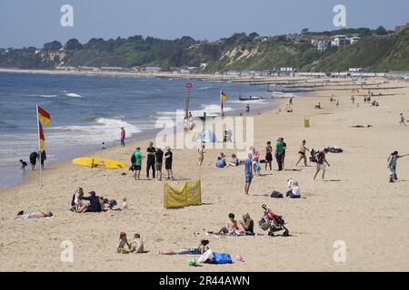 Menschen, die das warme Wetter am Strand von Bournemouth genießen, da Großbritannien an diesem Feiertagswochenende den heißesten Tag des Jahres erleben konnte, mit Temperaturen, die bis zu 24C °C erreichen dürften. Foto: Freitag, 26. Mai 2023. Stockfoto