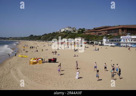 Menschen, die das warme Wetter am Strand von Bournemouth genießen, da Großbritannien an diesem Feiertagswochenende den heißesten Tag des Jahres erleben konnte, mit Temperaturen, die bis zu 24C °C erreichen dürften. Foto: Freitag, 26. Mai 2023. Stockfoto