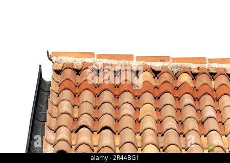 Pantiles (Dachziegel gebogen, um einen S-förmigen Abschnitt zu bilden). Nahaufnahme eines Dachs mit Terrakottafliesen (Coppo in italienischer Sprache) und Metallrinne. Stockfoto