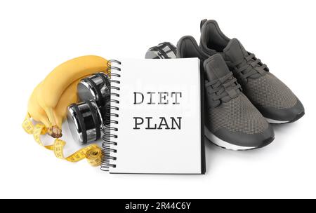 Notizbuch mit Phrase „Diet Plan“, Fitnessartikeln und Bananen auf weißem Hintergrund. Gewichtsverlust-Programm Stockfoto