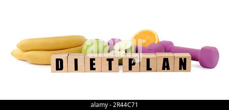 Phrase Diet Plan aus Holzwürfeln, Kurzhanteln und Produkten auf weißem Hintergrund. Gewichtsverlust-Programm Stockfoto