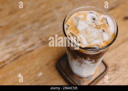 eiskaffee, kalter Milchkaffee mit Eis auf dem Holztisch Hintergrund Kopierraum für Text Stockfoto