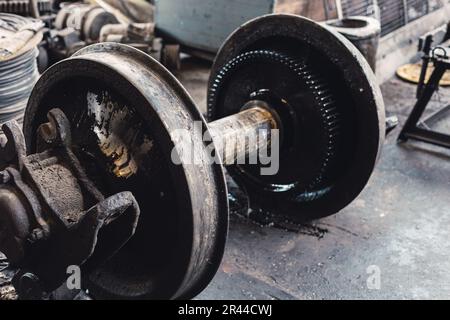 Zugrad oder Schienenrad. Alte, gebrauchte, gebrauchte Stahlräder für die Nachrüstung von Ersatzteilpaaren. Stockfoto