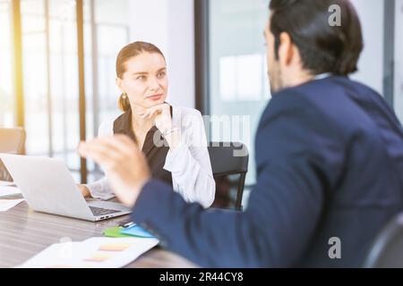 Eine Geschäftsfrau, die arbeitet. Besprechung des Business-Teams Gespräch im Besprechungsraum des Büros Stockfoto