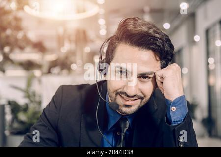 Portrait Callcenter hispanic latin Männchen Business Service Support Helpdesk Call Line Happy Lächeln. Stockfoto