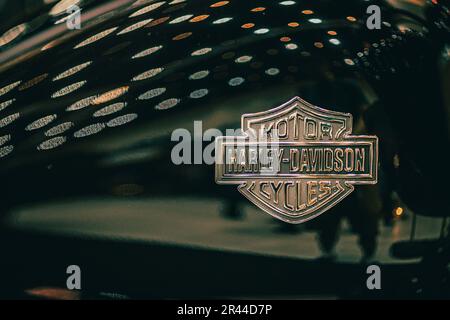 Closeup Harley Davinson Motocycle USA Logo-Symbol Metallabzeichen auf dem Kraftstofftank des Chopper für Tapeten. 20. Mai 2023.Bangkok, Thailand. Stockfoto