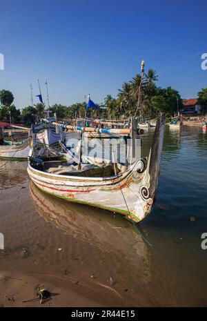 Fischerboot im Fluss vor Anker Stockfoto