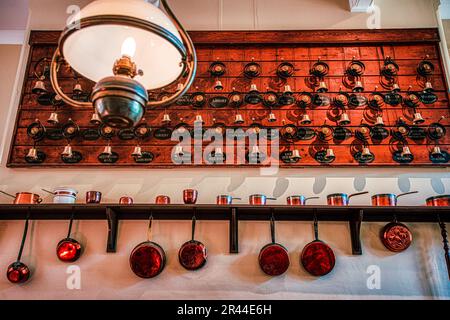 Die Glocken, die Glocken. In der Küche im Palace House, Beaulieu, Hampshire, Großbritannien, läuten die Servantenglocken Stockfoto