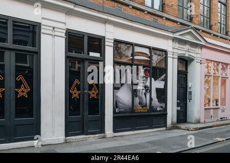 London, Großbritannien - 13. April 2023: Außenansicht des Elton John Eyewear Pop-up-Shops an der Greek Street in Soho, einem Stadtteil Londons, der für seine Geschäfte und LGBTQ+ Bars berühmt ist Stockfoto