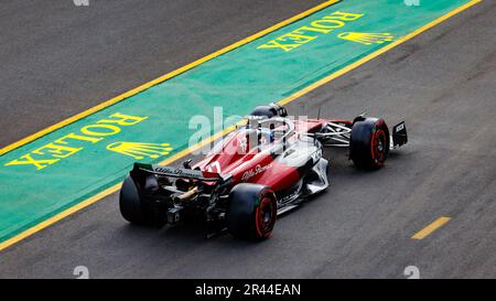 Valterri Bottas im Alfa Romeo C43 formiert 1 Auto am Boxenausgang während des australischen Formel 1 Grand Prix. Stockfoto