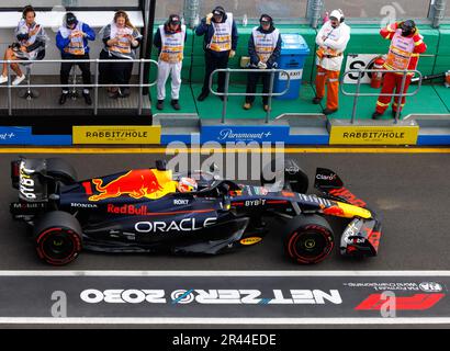 Max Verstappen wärmt sein Auto in der Boxengasse auf, während Track Marshals sein Auto während der Qualifikation beim australischen Formel 1 Grand Prix beobachten. Stockfoto