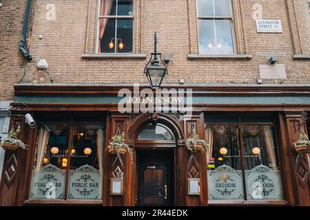 London, Großbritannien - 13. April 2023: Fassade und Eingang von John Snow, einer Saloon-Bar aus dunklem Holz in London, in der Yorkshire Ales serviert werden, benannt nach einem Arzt, der sie verfolgt hat Stockfoto