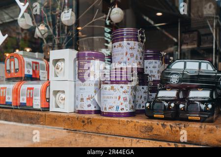 London, Vereinigtes Königreich - 13. April 2023: Souvenirs zur Krönung von König Karl III. Im Window of Liberty, einem berühmten Kaufhaus im Oxford Circus Stockfoto