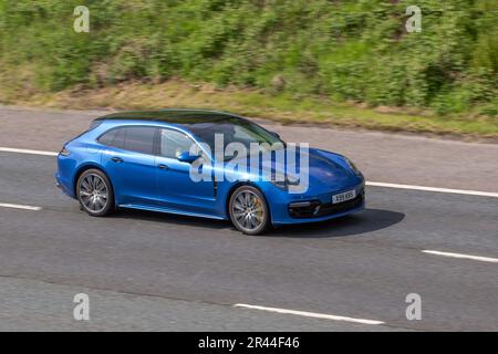2018 Porsche Panamera Turbo S E-Hyb Sp Tour V8 680 PDK Auto 14,1Kwh PHEV Elec Power 136hp Start/Stop Blue Car Estate Hybrid Electric 3996 cm3 Stockfoto