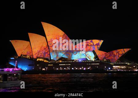 Sydney, Australien. 26. Mai 2023 Vivid Sydney ist ein jährliches Fest der Kreativität, Innovation und Technologie, das Sydney für 23 Tage und Nächte verwandelt. Im Jahr 2023, 13. Jahre lang, wird Vivid Sydney Kunst, Innovation und Technologie in Zusammenarbeit mit einigen der innovativsten Künstler, Denker, Musiker und kulinarischen Experten unserer Zeit verbinden. Das Programm „Licht, Ideen, Musik und Essen“ läuft vom 26. Mai bis 17. Juni 2023. Abbildung: Opernhaus Von Sydney. Kredit: Richard Milnes/Alamy Live News Stockfoto