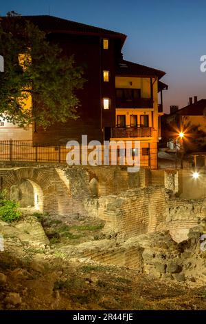 Nesebar, Bulgarien, Überreste der frühen byzantinischen Thermalbäder in der historischen Stadt, Nachtsicht Stockfoto