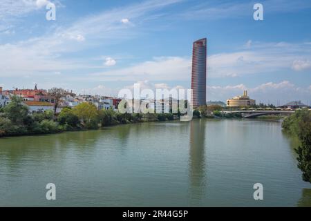 Fluss Guadalquivir und Sevilla Tower (Torre Sevilla) - Sevilla, Andalusien, Spanien Stockfoto