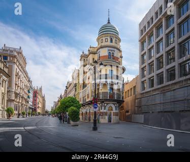 Edificio La Adriatica an der Avenida de la Constitucion Straße - Sevilla, Andalusien, Spanien Stockfoto