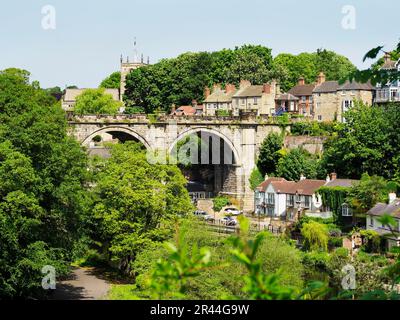 Eisenbahnviadukt über den Fluss Nidd vom überraschenden Blick auf den Burggraben in Knaresborough North Yorkshire England Stockfoto