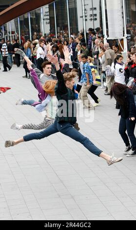 200 Tänzer aus ganz London kamen zusammen, um auf der Brücke von Westfield Stratford City einen Flashmob zu veranstalten. Der Flashmob feiert den sechswöchigen Countdown des Big Dance 2012 für English National Ballet und East London Dance, The West and East London Hubs. Big Dance 2012 ist Teil des London 2012 Festivals. Westfield Stratford City, London 18. Mai 2012 Stockfoto