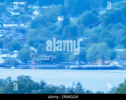 Ein Chinook-Hubschrauber über Lake Windermere bei Ambleside, Lake District, Großbritannien. Stockfoto