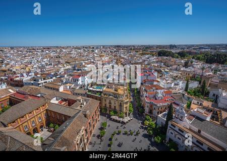 Blick aus der Vogelperspektive auf Sevilla und Plaza Virgen de Los Reyes Square - Sevilla, Andalusien, Spanien Stockfoto