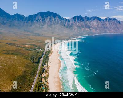 Kogelbay Beach Westkap Südafrika, Kogelbay Rugged Coast Line mit spektakulären Bergen. Gartenroute. Draufsicht über eine Straße in den Bergen neben dem Meer Stockfoto